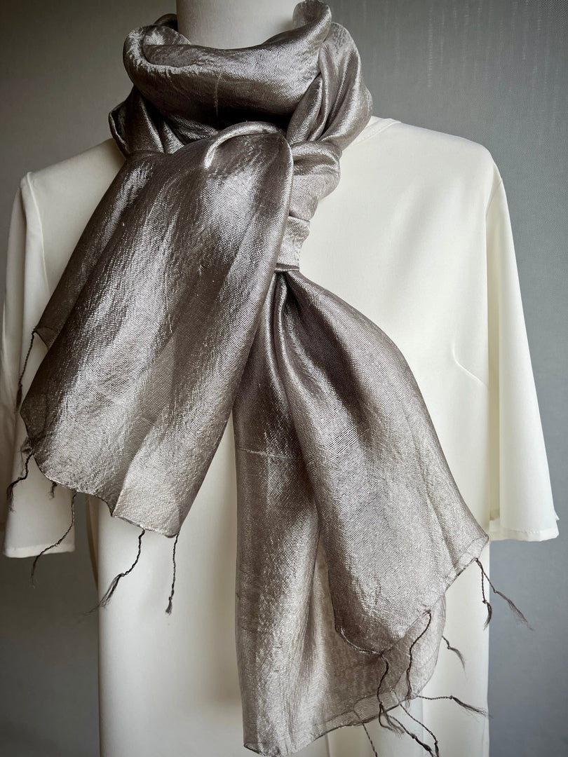 Foulard En Soie Gris Et Rose - Roulotté Main - Largeur 0,76m - Occasion